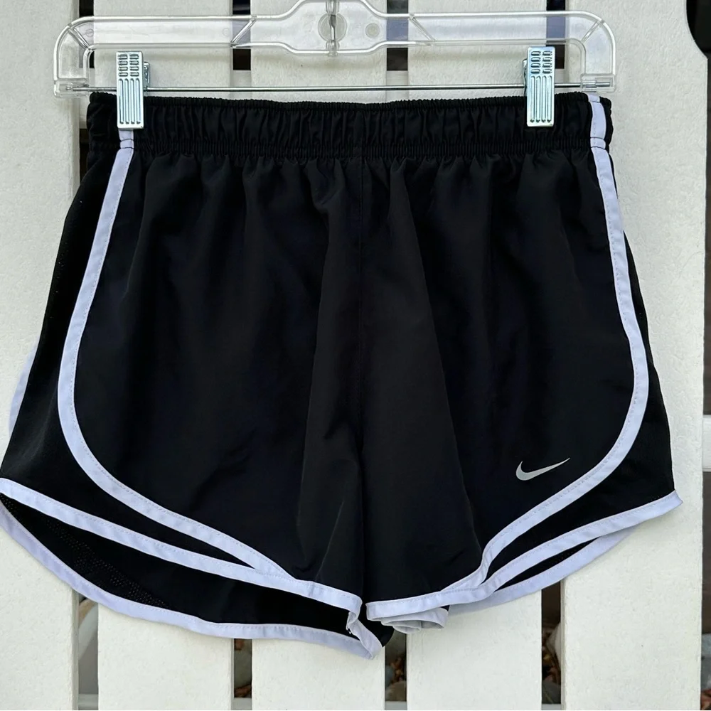 NIKE dri-fit athletic shorts with bikini lining - size Medium